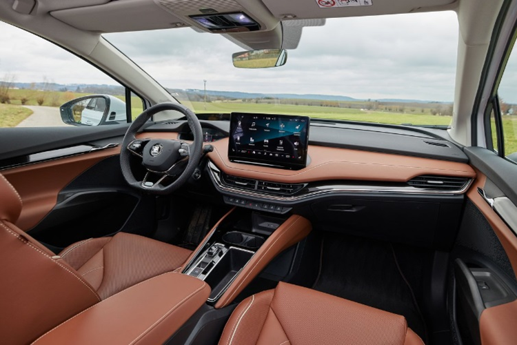 Về nội thất, Enyaq IV có khoang cabin được bài trí rất đơn giản với: đồng hồ đo kỹ thuật số 5,3 inch và màn hình trung tâm kích thước 13 inch tích hợp toàn bộ các chức năng của xe cũng như có khả năng kết nối Apple CarPlay/Android Auto.