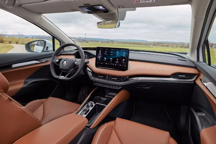 Về nội thất, Enyaq IV có khoang cabin được bài trí rất đơn giản với: đồng hồ đo kỹ thuật số 5,3 inch và màn hình trung tâm kích thước 13 inch tích hợp toàn bộ các chức năng của xe cũng như có khả năng kết nối Apple CarPlay/Android Auto.