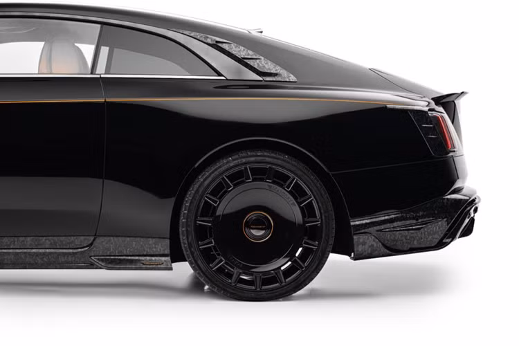 Đuôi xe được trang bị một bộ khuếch tán cỡ lớn ốp vào phía sau cản, từ đây tăng đáng kể chiều dài tổng thể của xe. Khách hàng có thể lựa chọn trang bị cho phần khuếch tán này đèn phanh nháy kiểu xe đua F1.