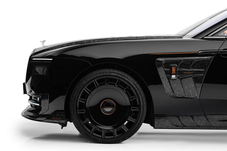 Lưới tản nhiệt ở phần cản trước của xe cũng đã được chế tác lại với màu chrome sẫm màu, kết hợp với đèn chiếu sáng hiệu ứng có thể điều chỉnh nhiều màu sắc khác nhau vẫn tạo sự độc đáo hơn cho xe. Ở thân xe, mẫu xe được trang bị một hốc gió giả ốp thẳng vào phần vè trước.