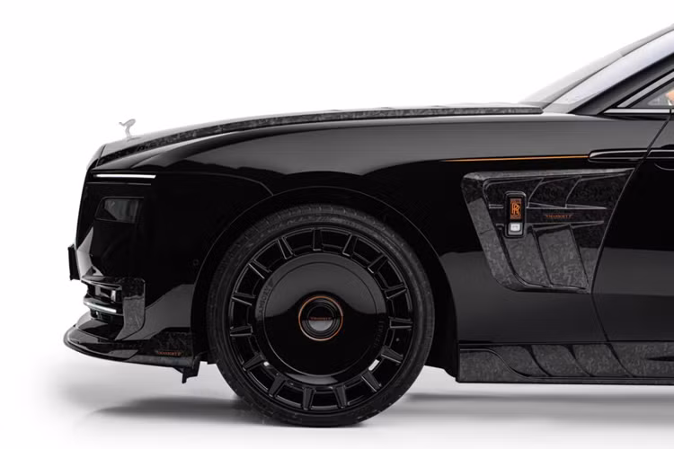 Lưới tản nhiệt ở phần cản trước của xe cũng đã được chế tác lại với màu chrome sẫm màu, kết hợp với đèn chiếu sáng hiệu ứng có thể điều chỉnh nhiều màu sắc khác nhau vẫn tạo sự độc đáo hơn cho xe. Ở thân xe, mẫu xe được trang bị một hốc gió giả ốp thẳng vào phần vè trước.