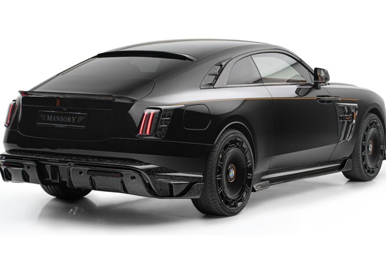 Ngoài ra, hai bên cản cũng được trang bị thêm một dải LED mỏng nhằm tạo điểm nhấn cho xe. Phần nắp capo nguyên bản cũng đã được thay thế hoàn toàn bằng một chi tiết mới với nhiều đường gân dập nổi dữ dằn hơn.