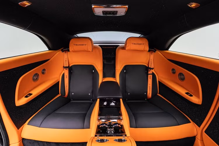 Về nội thất, mẫu xe độ này được bọc da hai tông màu có độ tương phản cao với tông màu cam và đen cho chất liệu bọc da cao cấp. 