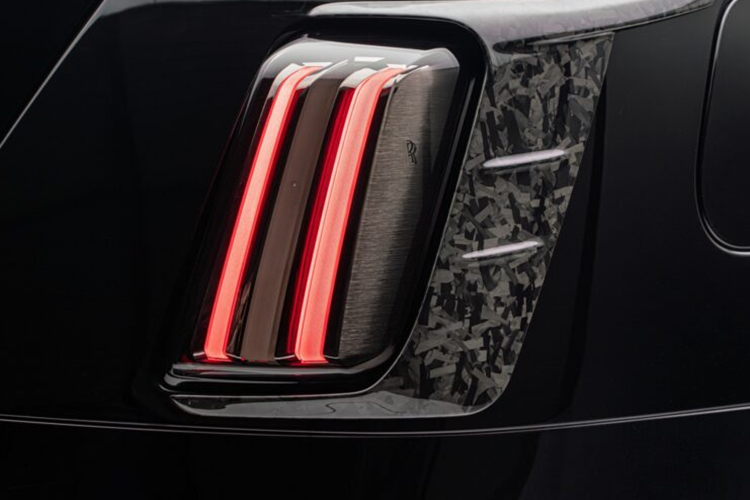 Về nguyên bản, Rolls-Royce Spectre trang bị khối động cơ điện sản sinh công suất 584 mã lực và mô-men xoắn 895 Nm cùng với bộ pin 120 kWh. 