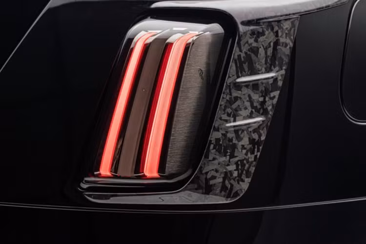 Về nguyên bản, Rolls-Royce Spectre trang bị khối động cơ điện sản sinh công suất 584 mã lực và mô-men xoắn 895 Nm cùng với bộ pin 120 kWh. 