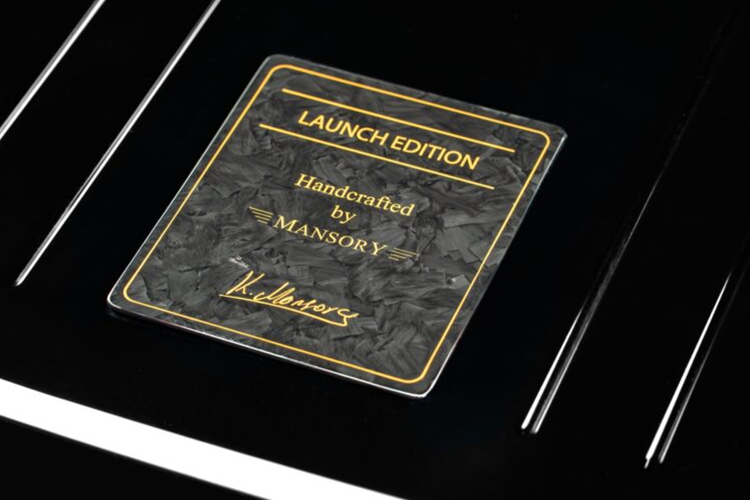 Khoang nội thất xe cũng được ốp rất nhiều chi tiết bằng sợi carbon, thảm trải sàn cao cấp và táp pi cửa cũng được trang bị đèn LED tạo hiệu ứng trời sao toàn cảnh. 