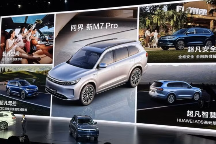 Theo trang web chính thức của Seres UAE, buồng lái xe có bảng điều khiển LCD 10,25 inch, màn hình điều khiển trung tâm 2K 15,6 inch và HUD. Ngoài ra, còn có sạc không dây, đèn chiếu sáng xung quanh, hệ thống âm thanh Seres 11 loa, ghế trước chỉnh điện 12 hướng và Apple CarPlay.