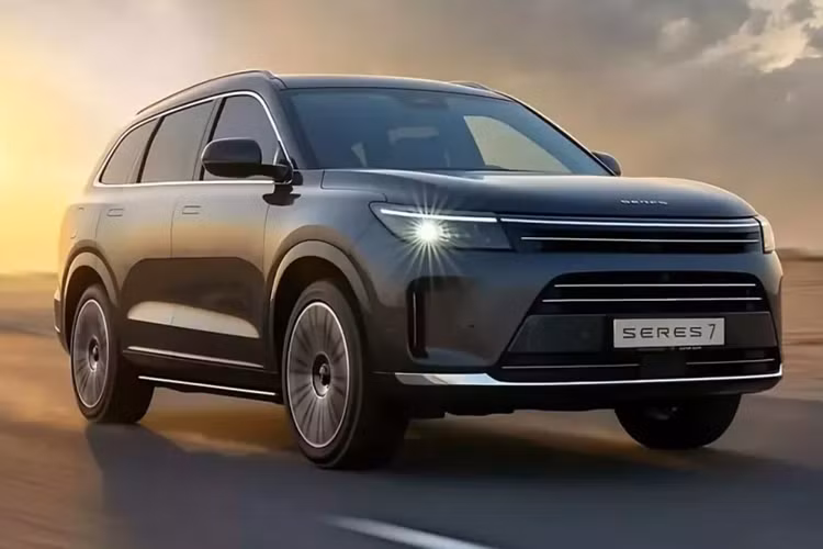 Chiếc xe được biết đến với tên gọi Aito M7 khi bán tại thị trường Trung Quốc nhưng ở UAE lại có tên Seres 7, khiến không ít người liên tưởng đến chiếc xe Series 7 của BMW, chỉ khác là cách đặt tên này thiếu chữ i ở giữa r và e.