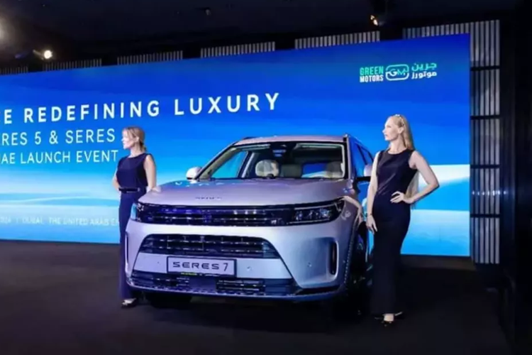 Xe có năm phiên bản, RWD và AWD, 5 và 6 chỗ. Mức giá xe Aito Series 7 2024 dao động từ 210.000 – 260.000 AED (57.200 – 70.800 USD, tương đương 1,3 tỷ đến 1,6 tỷ đồng). Cụ thể hơn, Seres 7 2024 tương ứng với Aito M7 Pro mới dựa trên việc không có lidar trên nóc xe.