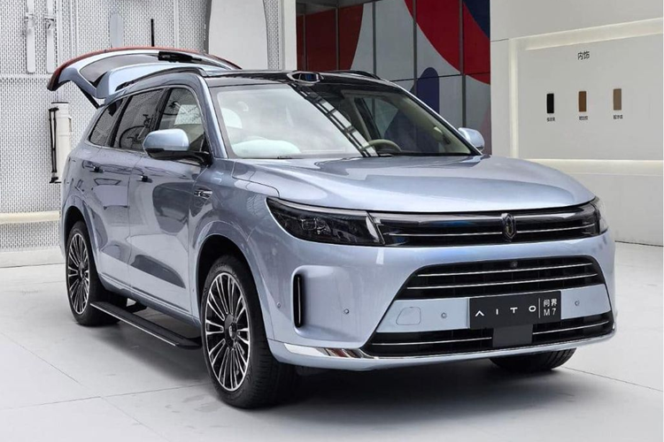 Chiều dài, chiều rộng và chiều cao của xe SUV Aito Seres 7 2024 là 5020/1945/1760 mm và chiều dài cơ sở là 2820 mm. Trọng lượng không tải là 2370 kg hoặc 2460 kg, tùy thuộc vào các phiên bản. Thể tích cốp xe tiêu chuẩn là 188 lít cho xe 6 chỗ và 686 lít cho xe 5 chỗ.