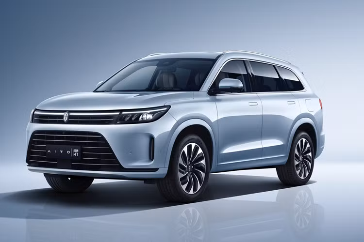 Thời gian tăng tốc từ 0 - 100 km/h ngắn hơn 3 giây so với RWD - 4,8 giây. Cả RWD và AWD của Seres 7 đều có dung tích bình nhiên liệu 60 L và được trang bị bộ pin lithium ba thành phần 40 kWh, cung cấp phạm vi kết hợp WLTP lần lượt là 1.150 km và 1.050 km.