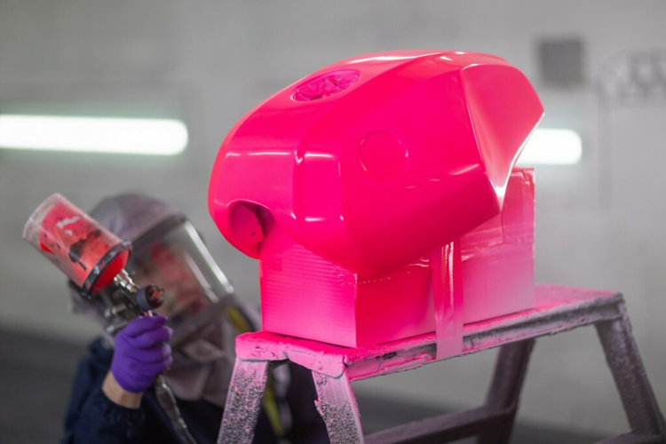 Xe cũng được trang bị thanh paralever hai tay đòn mới, trong đó tay đòn được làm bằng thép chrome-molypden và thanh chống paralever được làm bằng nhôm.