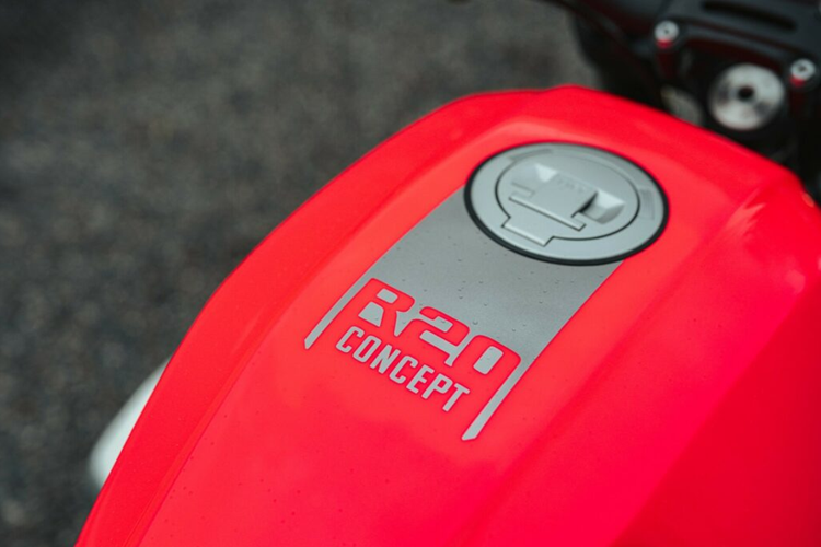 Mẫu xe môtô BMW Motorrad R20 sở hữu bình xăng bằng nhôm bắt mắt kết hợp giữa các điểm nhấn bằng nhôm bóng. Những chi tiết này được nối với nhau bởi các giá đỡ trục sau bằng nhôm đúc, trục truyền động lộ ra ngoài và đèn chiếu sáng LED được với viền vòng nhôm in 3D.