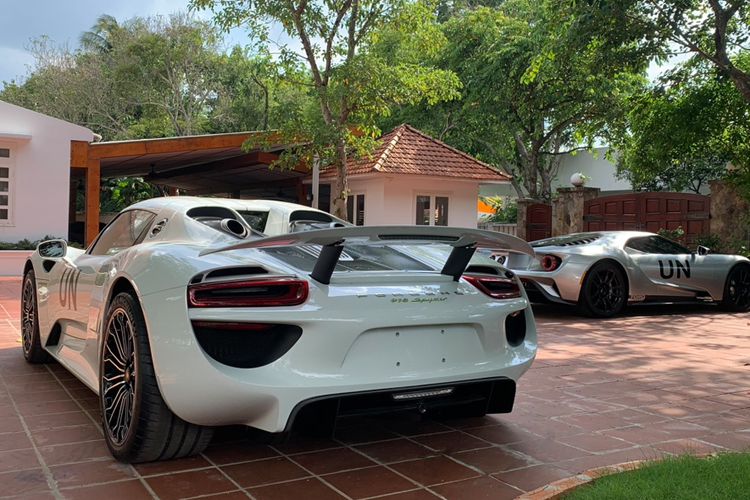 Tất nhiên là giới mê xe rất mong muốn "Qua" Vũ 1 lần chơi lớn, mang 5 siêu phẩm bao gồm Bugatti Veyron, Ford GT, Ford GT '67 Heritage Edition, McLaren Senna và Porsche 918 Spyder ra trưng bày, để mọi người chiêm ngưỡng, cũng như chia sẻ đam mê với bạn bè chơi xe trên toàn cầu.