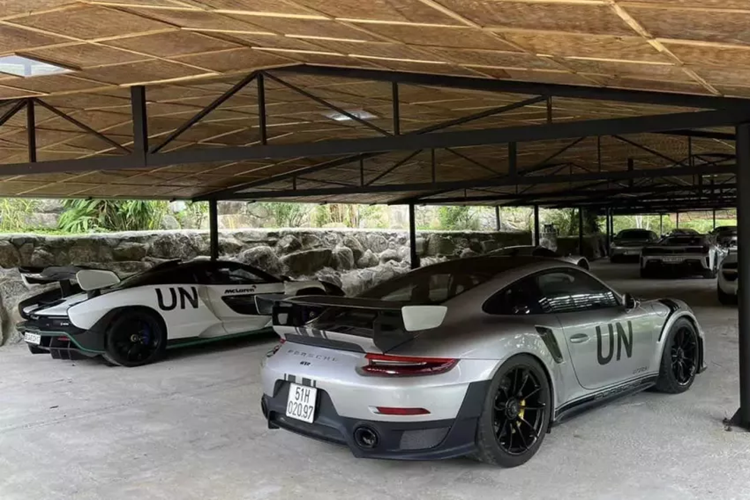 Dàn siêu xe Đặng Lê Nguyên Vũ tại Gumball 3000 thật sự rất ấn tượng, tuy nhiên, giới mê xe sẽ rất tiếc nuối vì doanh nhân này lại để 2 chiếc siêu xe hypercar của mình là McLaren Senna và Porsche 918 Spyder ở garage.