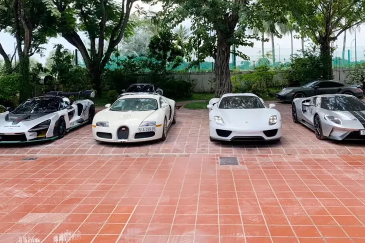 Bên cạnh đó, doanh nhân này cũng mang số lượng xe tham dự sẽ là 18 chiếc, nhưng chỉ trưng bày, không di chuyển. Trong đó, sẽ có 15 siêu xe mang thương hiệu Ferrari, còn lại là bộ 3 siêu phẩm bao gồm Bugatti Veyron, Ford GT cùng Ford GT '67 Heritage Edition. Người đó không ai khác ngoài tay chơi siêu xe Đặng Lê Nguyên Vũ.