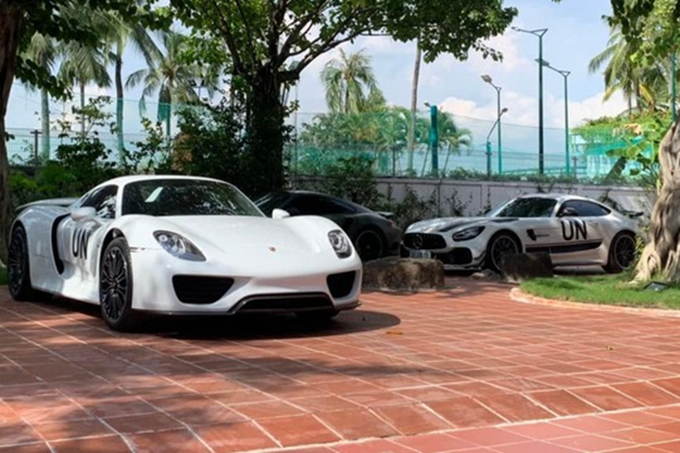 Rất có thể dàn siêu xe của ông Đặng Lê Nguyên Vũ sẽ không phải di chuyển nên phần biển số có thể gắn logo của Trung Nguyên hoặc hành trình Gumball 3000 và sẽ dàng xếp cạnh Bugatti Veyron cùng cặp đôi Ford GT.