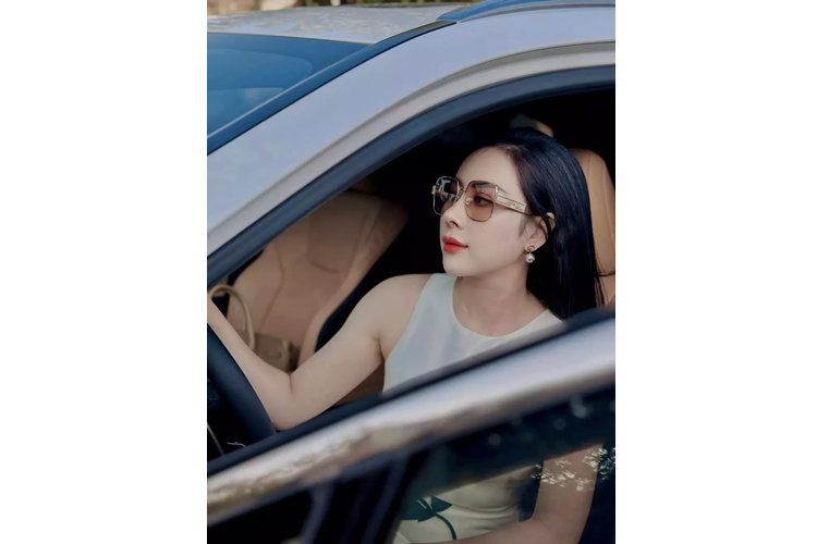 Ngoại thất chiếc xe crossover hạng sang Lexus RX350 này có màu trắng, nội thất màu da bò, hiện chưa rõ anh đã bỏ ra bao nhiêu tiền để tậu chiếc xe Lexus RX350 đời mới này cho vợ.