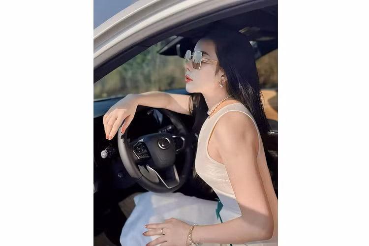 Nằm bên dưới nắp ca-pô của Lexus RX350 là khối động cơ xăng 4 xi-lanh thẳng hàng, DOHC, Dual VVT-i, dung tích 2.4 lít, sản sinh công suất tối đa 275 mã lực tại tua máy 6.000 vòng/phút cùng mô-men xoắn cực đại 430 Nm tại tua máy 1.700 - 3.600 vòng/phút.