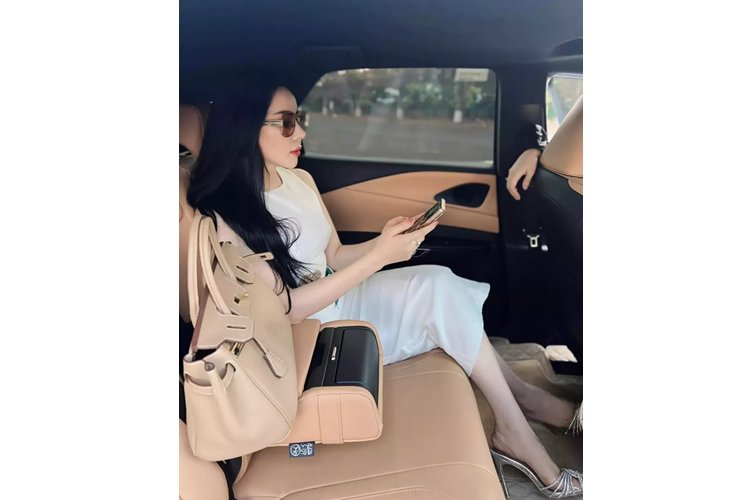 Chỉ biết rằng, giá xe Lexus RX350 2023 chính hãng từ 3,43 tỷ đồng cho bản Premium, con số tương ứng của Lexus RX 350 Luxury 2023 là 4,33 tỷ đồng và RX 350 F Sport là 4,72 tỷ đồng .