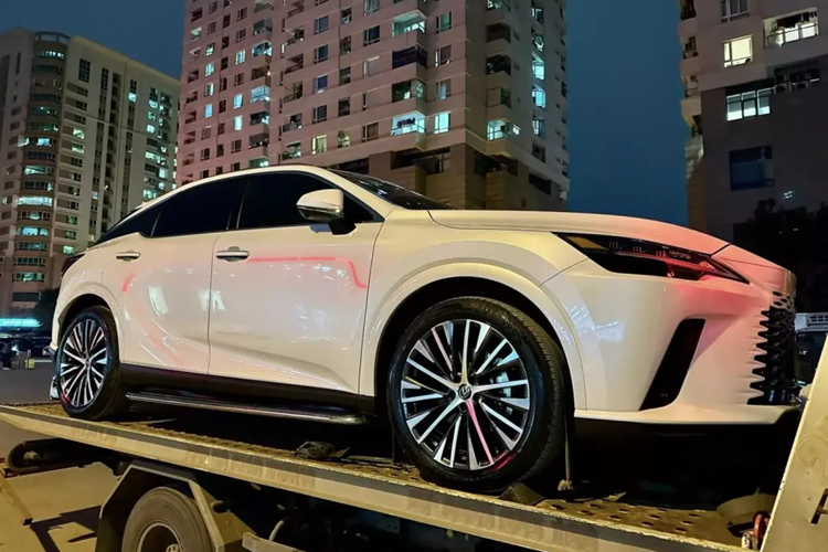 Trong dịp sinh nhật lần thứ 34 của vợ, 1 chủ showroom chuyên mua bán xe lướt ở Gia Lai đã tặng cho "nóc nhà" 1 chiếc xe Lexus RX350 đời mới. Thông tin này đã nhanh chóng thu hút sự quan tâm của cộng đồng mạng, không ít người cho rằng, anh chồng khá tâm lý khi tặng vợ chiếc xe sang đắt tiền.