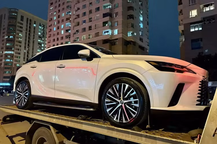 Trong dịp sinh nhật lần thứ 34 của vợ, 1 chủ showroom chuyên mua bán xe lướt ở Gia Lai đã tặng cho "nóc nhà" 1 chiếc xe Lexus RX350 đời mới. Thông tin này đã nhanh chóng thu hút sự quan tâm của cộng đồng mạng, không ít người cho rằng, anh chồng khá tâm lý khi tặng vợ chiếc xe sang đắt tiền.