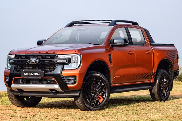 Ngoài ra, ngăn va chạm khi lùi, Ford Ranger Stormtrak 2024 về Việt Nam còn có hỗ trợ đánh lái tránh va chạm, hệ thống kiểm soát hành trình thích ứng và hỗ trợ đỗ xe tự động.