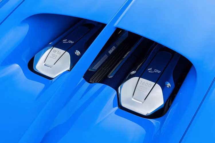 Phần thân xe được hoàn thiện với đường chuyển màu hiệu ứng đặc biệt chuyển dần từ French Racing Blue sang Atlantic Blue.