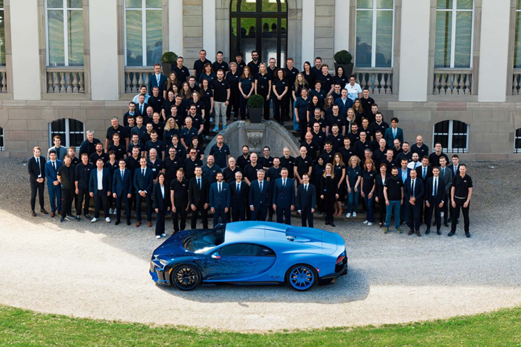 Chiếc Bugatti Chiron L’Ultime 2024 đặc biệt này là chiếc xe cuối cùng, giữ đúng lời hứa chỉ sản xuất đúng 500 chiếc Chiron của thương hiệu xe Pháp. Tên gọi L’Ultime được đặt theo tên của tay đua Louis Chiron người Monégasque và chiếc xe này đã được lắp ráp thủ công tại nhà ở Molsheim.