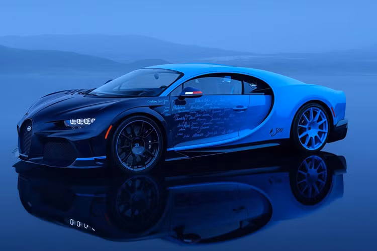 Chiếc siêu xe Bugatti Chiron L’Ultime cuối cùng này thuộc phiên bản Super Sport cùng màu sơn giống với chiếc xe nguyên bản vì màu sơn được lấy cảm hứng từ chiếc xe được trưng bày tại Triển lãm ô tô Geneva 2016.