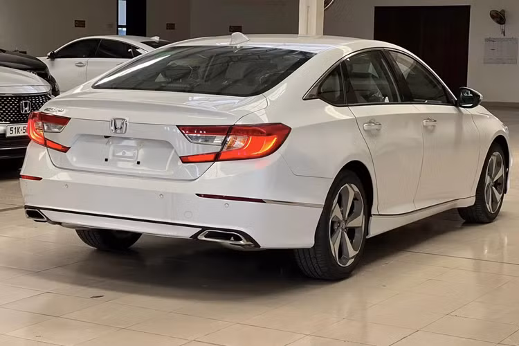 Ngoài ra, Honda Accord còn được khách hàng đánh giá cao về mặt cảm giác lái. Xe sở hữu khối động cơ xăng 4 xi-lanh, tăng áp, dung tích 1.5L, tạo ra công suất tối đa 188 mã lực và mô-men xoắn cực đại 260 Nm. Đi kèm với động cơ là hộp số biến thiên vô cấp CVT cùng 2 chế độ lái Eco và Sport.