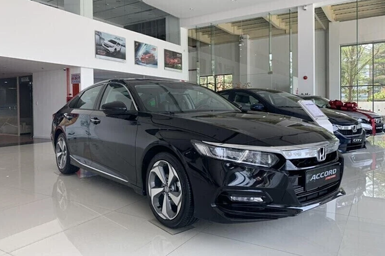 Bên cạnh đó là những tính năng an toàn chủ động ADAS tiêu chuẩn như hệ thống phanh giảm thiểu va chạm, hệ thống kiểm soát hành thích ứng bao gồm dải tốc độ thấp, hệ thống đèn pha thích ứng tự động, hệ thống giảm thiểu chệch làn đường và hệ thống hỗ trợ giữ làn đường.