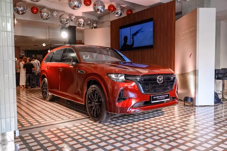  Mazda CX-80 thế hệ mới được phát triển trên nền tảng Large Product Group và là mẫu SUV đầu bảng của thương hiệu. Về thiết kế, Mazda CX-80 e-Skyactiv PHEV sở hữu nhiều đường nét tương đồng với “đàn em” CX-60, bao gồm toàn bộ phần đầu xe.