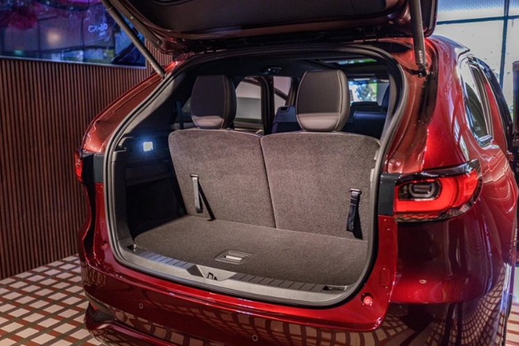 Hệ truyền động kết hợp với hộp số 8 cấp tự động và hệ dẫn động 4 bánh toàn thời gian giúp mẫu SUV cỡ lớn này chỉ mất 6,8 giây để tăng tốc từ 0 lên 100 km/h. Xe được trang bị bộ pin có dung lượng 17,8 kWh, giúp CX-80 di chuyển tối đa khoảng 60 km với chế độ thuần điện.