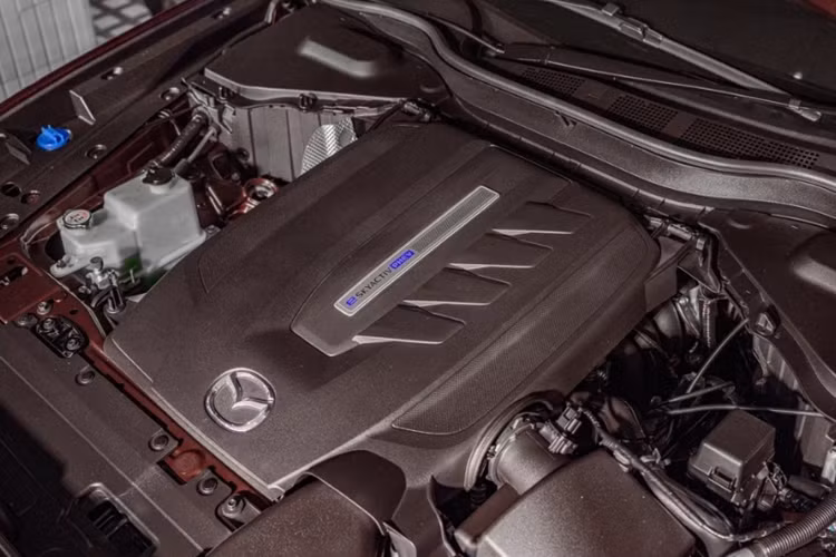 Cung cấp sức mạnh cho Mazda CX-80 là hệ truyền động PHEV với sự kết hợp của động cơ 4 xy-lanh 2.5L với một động cơ điện cho tổng công suất lên đến 327 mã lực và mô-men xoắn 500 Nm.