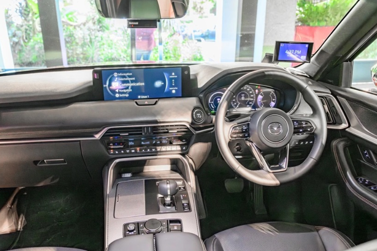 Tuy nhiên, chiều dài cơ sở và phần đuôi tính từ trục bánh sau tới hết cản sau dài hơn, khiến mẫu SUV này trở nên bề thế, giống với CX-70 và CX-90 hiện đang phân phối tại Bắc Mỹ. Đèn hậu của mẫu xe SUV Mazda CX-80 vẫn mang kiểu dáng tương tự CX-60 nhưng phần cản sau và cửa cốp đã được thiết kế lại.