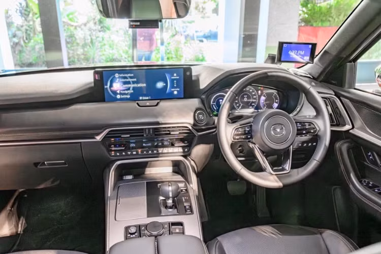 Tuy nhiên, chiều dài cơ sở và phần đuôi tính từ trục bánh sau tới hết cản sau dài hơn, khiến mẫu SUV này trở nên bề thế, giống với CX-70 và CX-90 hiện đang phân phối tại Bắc Mỹ. Đèn hậu của mẫu xe SUV Mazda CX-80 vẫn mang kiểu dáng tương tự CX-60 nhưng phần cản sau và cửa cốp đã được thiết kế lại.