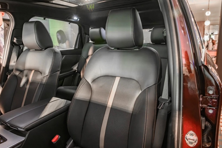 Mazda CX-80 có sẵn với cấu hình nội thất ba hàng ghế, tùy chọn 6 hoặc 7 chỗ ngồi. Hàng ghế thứ hai có thể bố trí bộ ba ghế tiêu chuẩn hoặc hai ghế cơ trưởng kết hợp với bảng điều khiển trung tâm hoặc lối đi tới hàng ghế thứ ba.