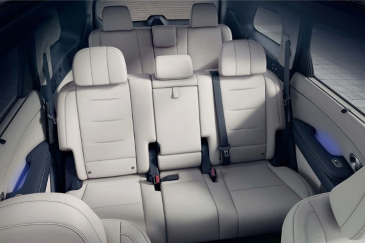 Xe được trang bị bộ mâm hợp kim màu đen, kích thước khoảng 21 inch như càng làm tôn thêm nét khỏe khoắn, cơ bắp cho xe. Phía sau xe là cụm đèn hậu được đặt dọc tương tự như cụm đèn pha phía trước, đi cùng logo Hyundai và dòng chữ Palisade có kích thước lớn được đặt ở giữa nắp cốp.