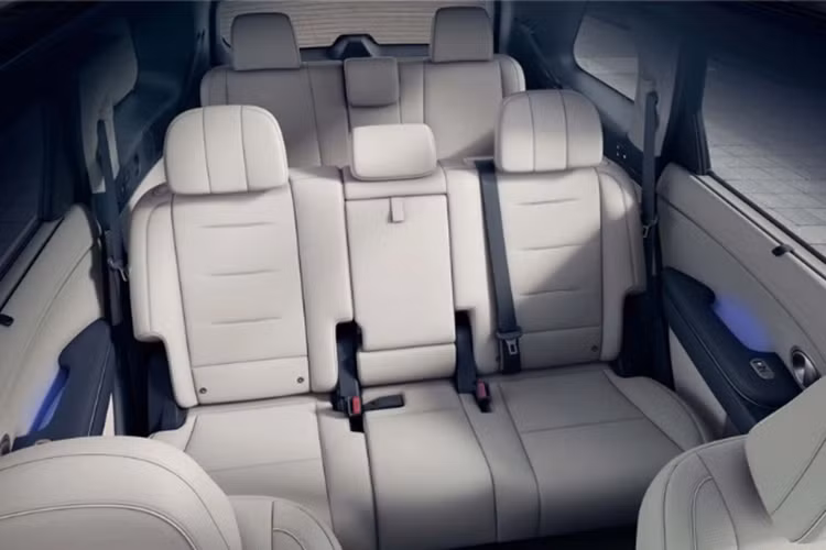 Xe được trang bị bộ mâm hợp kim màu đen, kích thước khoảng 21 inch như càng làm tôn thêm nét khỏe khoắn, cơ bắp cho xe. Phía sau xe là cụm đèn hậu được đặt dọc tương tự như cụm đèn pha phía trước, đi cùng logo Hyundai và dòng chữ Palisade có kích thước lớn được đặt ở giữa nắp cốp.