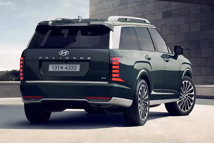 Mẫu xe SUV Hyundai Palisade 2025 mới dự kiến sẽ ra mắt trong năm 2025 tại Hàn Quốc. Sau đó, mẫu xe này sẽ tiếp tục được thương hiệu Hàn Quốc công bố tại các thị trường khác, bao gồm Bắc Mỹ. Hiện tại, mẫu xe này đang được phân phối chính hãng tại Việt Nam với 4 phiên bản, đi kèm mức giá từ 1,47 tỷ tới 1,58 tỷ đồng.