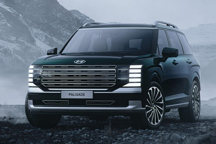 Đáng chú ý, hãng xe Hàn Quốc tiết lộ, Hyundai Palisade 2025 bản 9 chỗ ngồi với 3 hàng ghế, mỗi hàng 3 chỗ. Cụ thể, ở hàng ghế trước sẽ có một chiếc ghế nhỏ được đặt ở giữa, giống thiết kế trên một số mẫu xe bán tải có ghế trước dạng băng liền. Còn hai hàng ghế sau vẫn có 3 chỗ như bình thường.