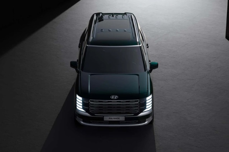 Hàng ghế thứ hai của Hyundai Palisade 2025 cấu hình 9 chỗ có thể tùy chỉnh với ghế độc lập hoặc ghế tách rời. Trong khi đó, hàng ghế thứ ba được trang bị tính năng sưởi, chỉnh điện. Người dùng có thể điều chỉnh qua các nút bấm tích hợp ở tappi tạo sự tiện nghi tối đa.