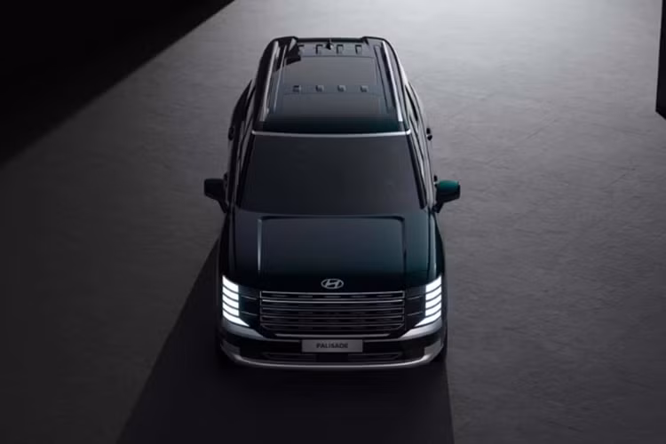 Hàng ghế thứ hai của Hyundai Palisade 2025 cấu hình 9 chỗ có thể tùy chỉnh với ghế độc lập hoặc ghế tách rời. Trong khi đó, hàng ghế thứ ba được trang bị tính năng sưởi, chỉnh điện. Người dùng có thể điều chỉnh qua các nút bấm tích hợp ở tappi tạo sự tiện nghi tối đa.