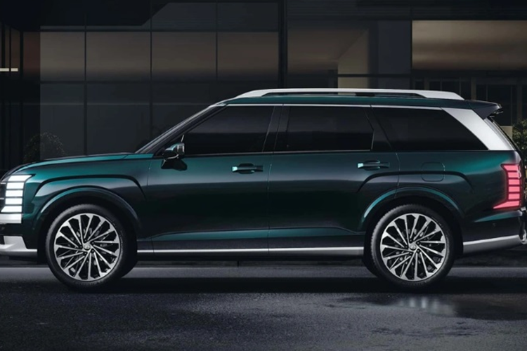 Khoang nội thất của Hyundai Palisade 2025 được cải tiến rộng rãi hơn đáng kể so với phiên bản tiền nhiệm do chiều dài cơ sở được tinh chỉnh. Khoang cabin của xe được trang bị nhiều tiện ích hiện đại như: bảng đồng hồ kỹ thuật số và màn cảm ứng giải trí đồng cỡ 12,3 inch; sạc không dây, cổng sạc USB, giá để cốc đôi.