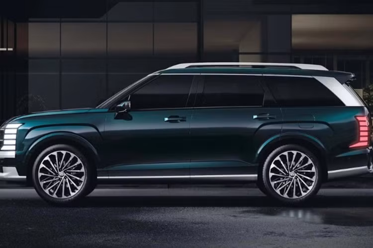 Khoang nội thất của Hyundai Palisade 2025 được cải tiến rộng rãi hơn đáng kể so với phiên bản tiền nhiệm do chiều dài cơ sở được tinh chỉnh. Khoang cabin của xe được trang bị nhiều tiện ích hiện đại như: bảng đồng hồ kỹ thuật số và màn cảm ứng giải trí đồng cỡ 12,3 inch; sạc không dây, cổng sạc USB, giá để cốc đôi.