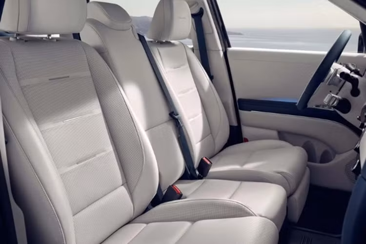 Phần đầu xe nổi bật với dải LED ban ngày được thiết kế dạng dọc màu bạc nằm ở hai bên, tạo nên hiệu ứng ánh sáng độc đáo. Ở giữa là cụm lưới tản nhiệt lớn vuông vắn được bao quanh bởi cụm đèn chính nhỏ gọn. Khu vực nắp capo cũng được thiết kế góc cạnh hơn với đường gân hình chữ "U" nối liền với viền lưới tản nhiệt.