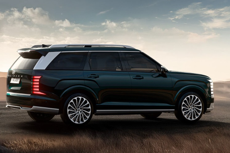 So với thế hệ thứ nhất, Palisade thế hệ mới có khoang cabin được cách âm tốt hơn, nhờ sử dụng kính dày hơn ở cả 4 cửa. Xe cũng được bổ sung vật liệu cách âm ở xung quanh tất cả các cửa kính. Về thiết kế, Hyundai Palisade 2025 có ngoại thất được lột xác hoàn toàn so với thế hệ tiền nhiệm.