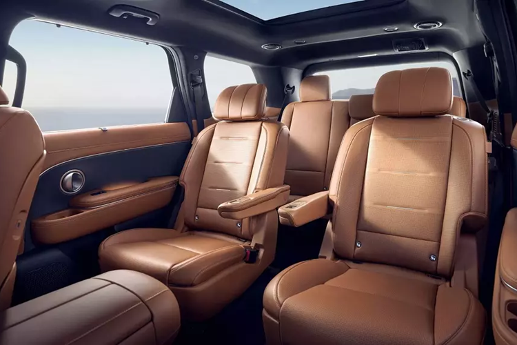 Thứ hai là hệ truyền động hybrid với sự kết hợp của động cơ xăng 4 xy-lanh tăng áp 2.5L với mô-tơ điện cho tổng công suất 329 mã lực. Hệ truyền động này sẽ đi cùng hệ dẫn động cầu trước