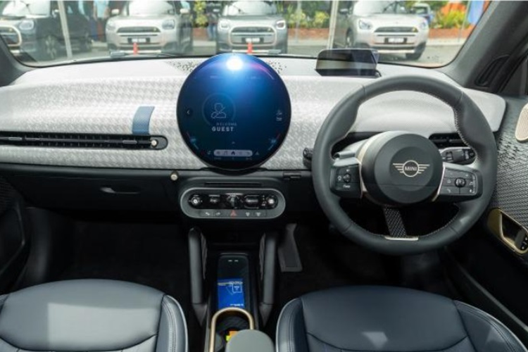 Xe còn có các tiện ích như: đèn viền, khởi động bằng nút bấm, khóa thông minh Mini Digital Key Plus, gương hậu tự động chống chói, điều hòa tự động hai vùng, ghế thể thao chỉnh điện nhớ vị trí, sạc không dây, màn hình kính lái HUD, âm thanh Harman Kardon 10 loa, camera hành trình.